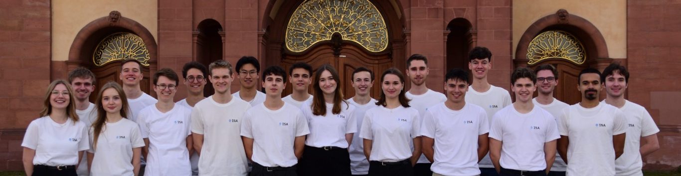 Vor dem Tor des Schlosses der Uni Mannheim steht das Team der Initiative für Sicherheits- & Außenpolitik